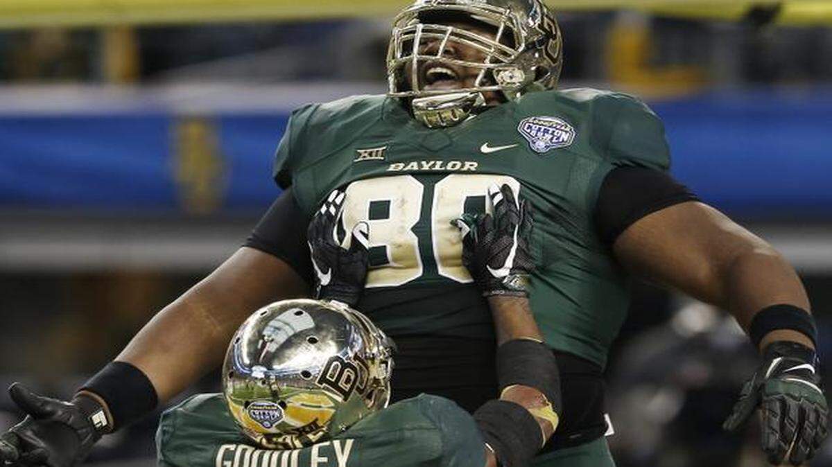
Baylor offensive tackle LaQuan McGowan (top) was congratulated by wide receiver Antwan Goodley after scoring a touchdown on a trick play in the Cotton Bowl.
