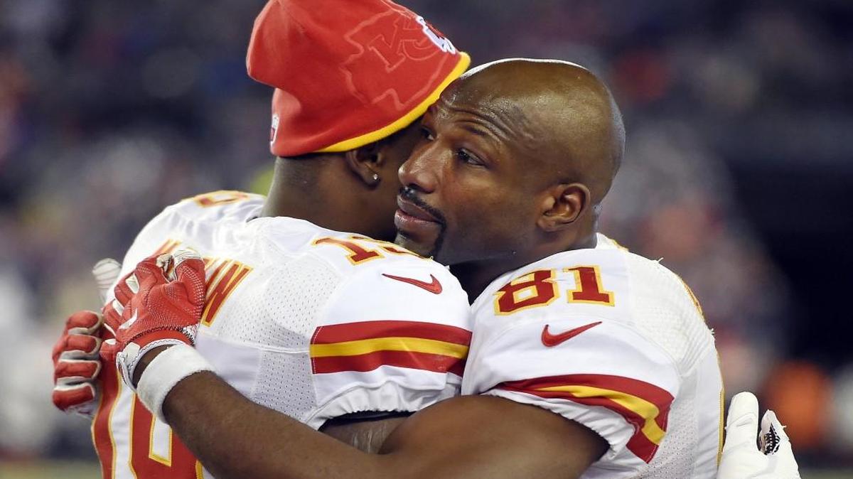 Kansas City Chiefs wide receiver Jeremy Maclin (left) and Jason Avant hugged after the Chiefs lost 27-20 to New England in the AFC Divisional playoff game on Saturday in Foxborough, Mass.