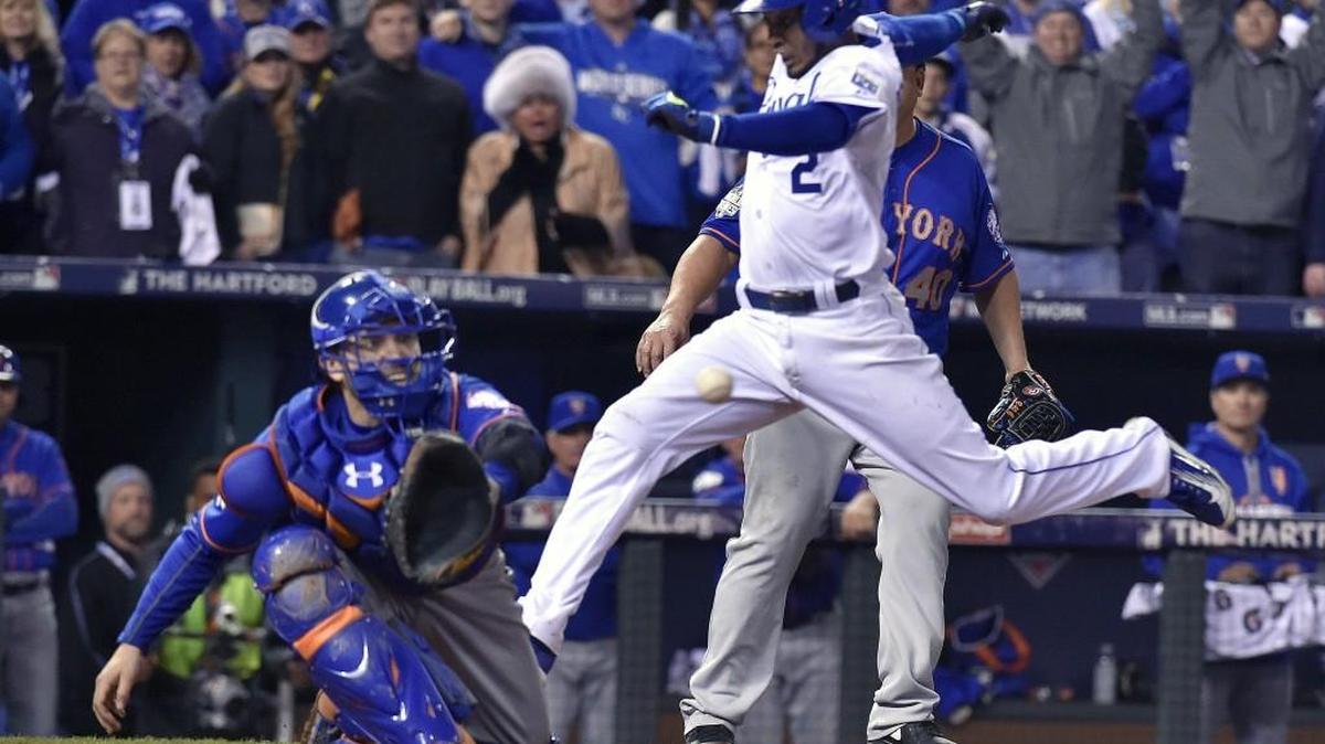 The Royals’ Alcides Escobar beat a throw to New York Mets catcher Travis d’Arnaud as Escobar scored the winning run in Game 1 of the World Series.