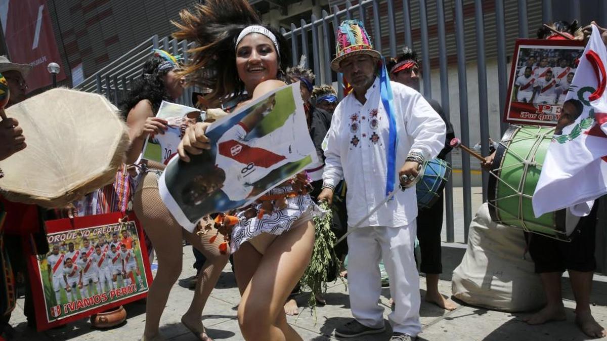 Shamans, witch doctors and dancers performed a rite in an attempt to bring good luck to Peru’s national soccer team, a day prior to its playoff qualifying match for the 2018 Russian World Cup against New Zealand.