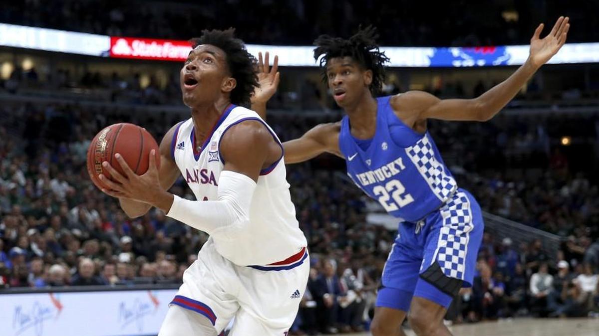 Kansas guard Devonte' Graham drove past Kentucky guard Shai Gilgeous-Alexander during Tuesday’s game.