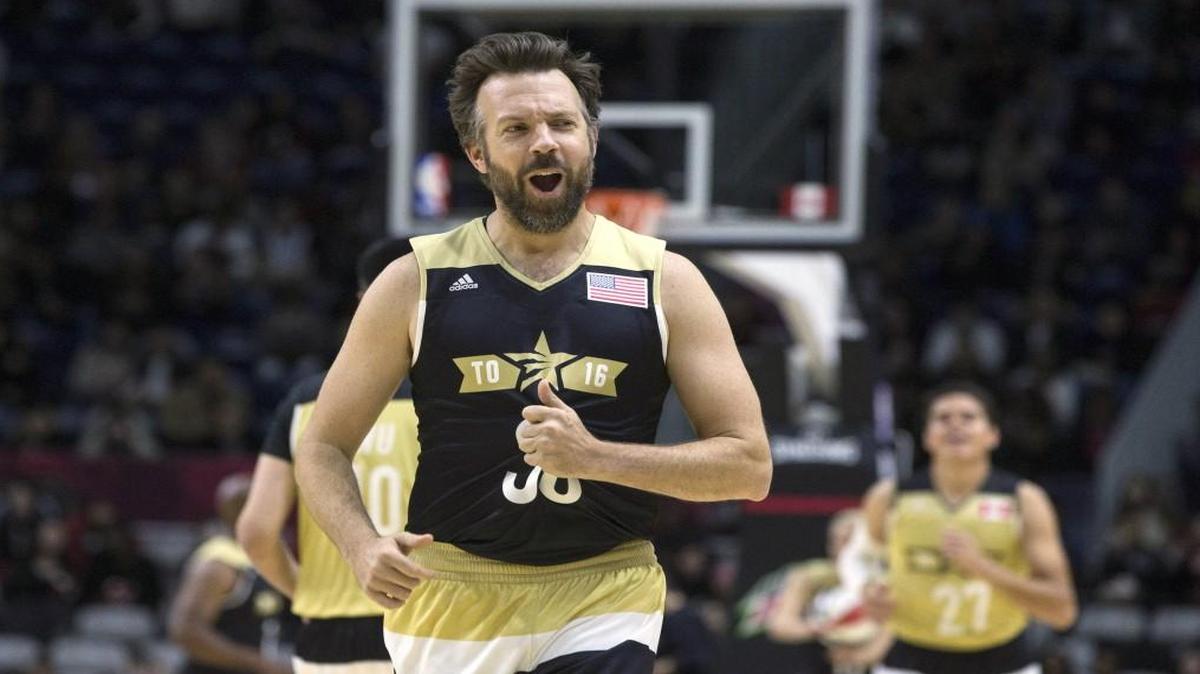 Jason Sudeikis had reason to smile during the NBA All-Star celebrity game in Toronto.