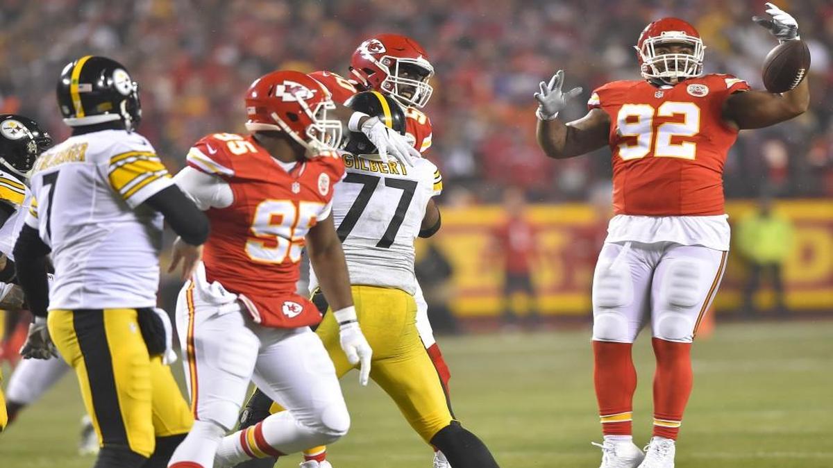 Kansas City Chiefs nose tackle Dontari Poe knocked down a pass from Pittsburgh Steelers quarterback Ben Roethlisberger in the first quarter of Sunday's AFC Divisional playoff game.