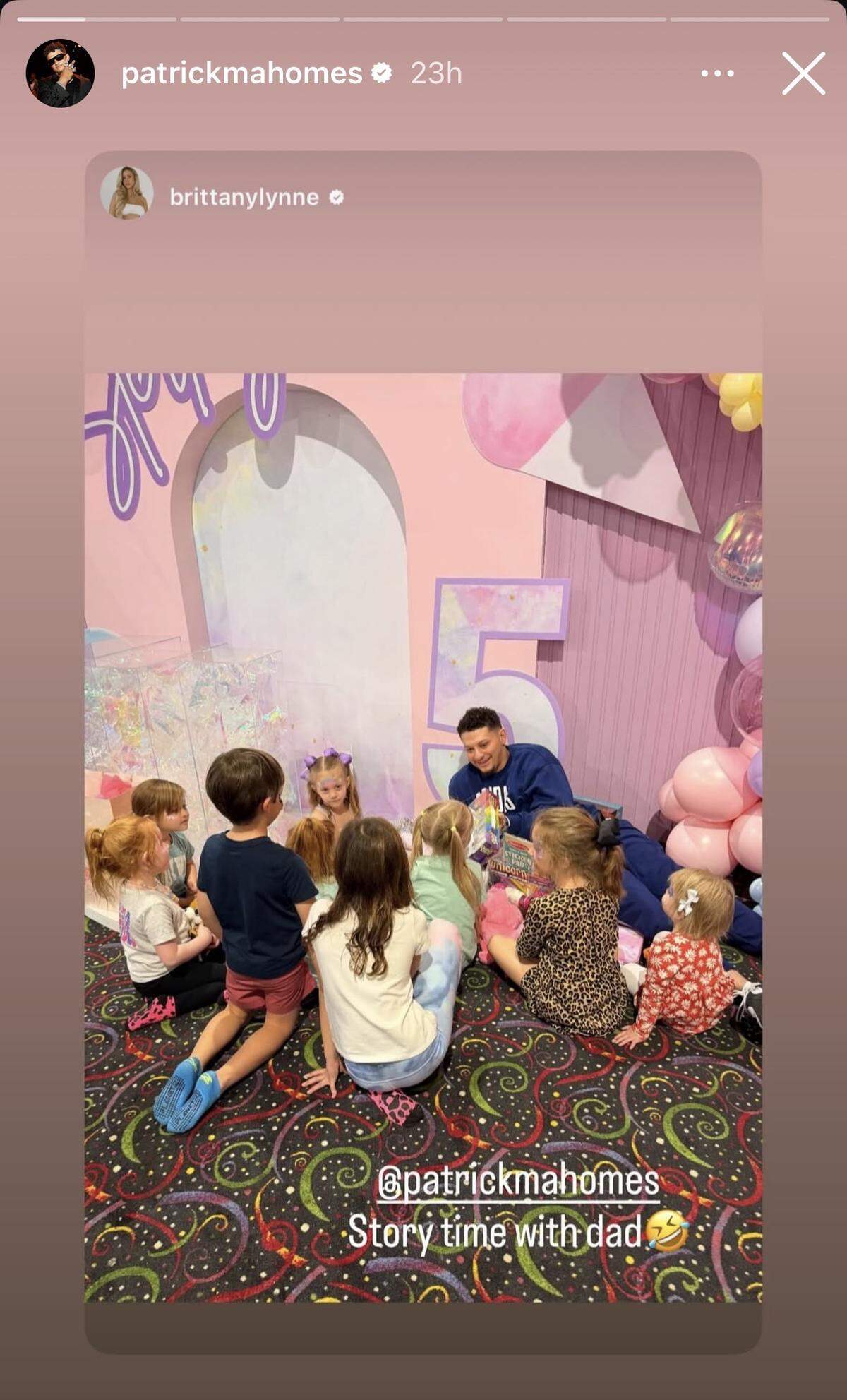 Patrick Mahomes read to the kids.