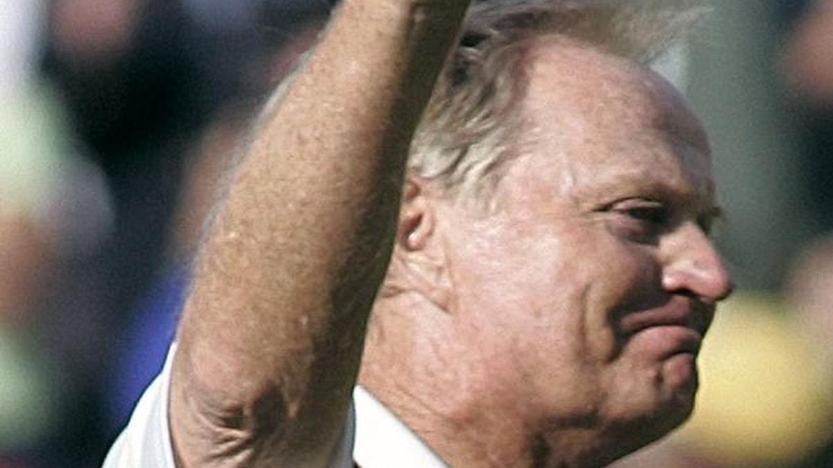 Golf legend Jack Nicklaus held his golf ball after making a birdie putt on the 18th to complete his final round ever in the British Open.