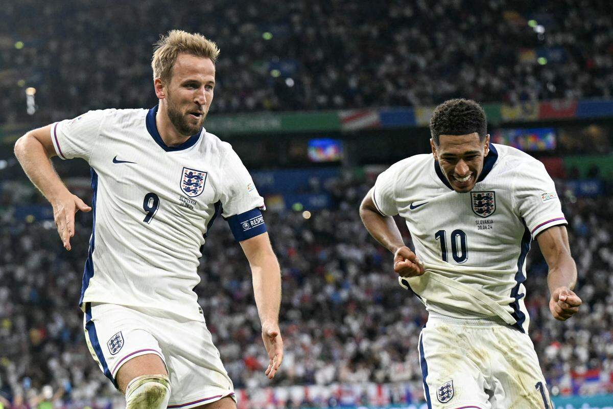TOPSHOT - England's forward #09 Harry Kane and England's midfielder #10 Jude Bellingham celebrate after Kane scored his team's second goal during the UEFA Euro 2024 round of 16 football match between England and Slovakia at the Arena AufSchalke in Gelsenkirchen on June 30, 2024. (Photo by PATRICIA DE MELO MOREIRA / AFP) (Photo by PATRICIA DE MELO MOREIRA/AFP via Getty Images)          