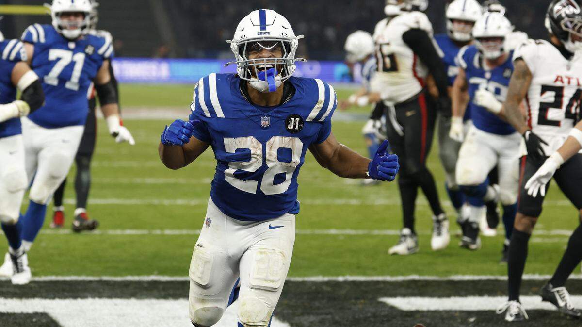 TOPSHOT - Indianapolis Colts' running back Jonathan Taylor runs to the winning touchdown during the NFL match between Indianapolis Colts and Atlanta Falcons at the Olympic Stadium in Berlin, Germany on November 9, 2025. (Photo by Odd ANDERSEN / AFP) (Photo by ODD ANDERSEN/AFP via Getty Images)          