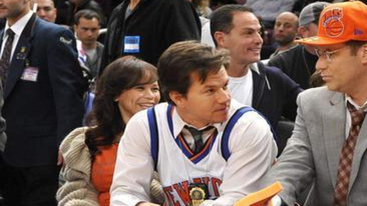 
Rosie Perez, Mark Wahlberg, Will Farrell and Brooke Shields were on the sidelines at an NBA basketball game between the New York Knicks and the Boston Celtics in 2009. Farrell shot a scene for an upcoming movie on Wednesday at the Lakers-Pelicans game in New Orleans.
