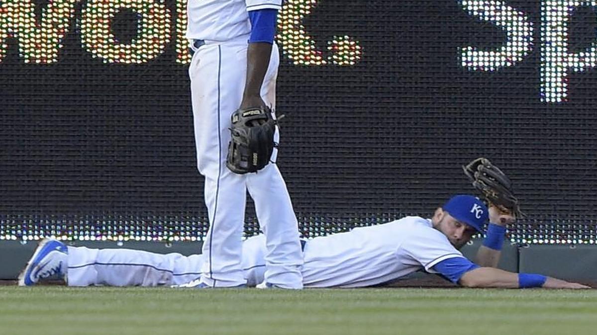 Kansas City Royals left fielder Alex Gordon showed the ball in the glove as center fielder Lorenzo Cain signaled an out on Detroit Tigers outfielder Justin Upton during Thursday’s game.