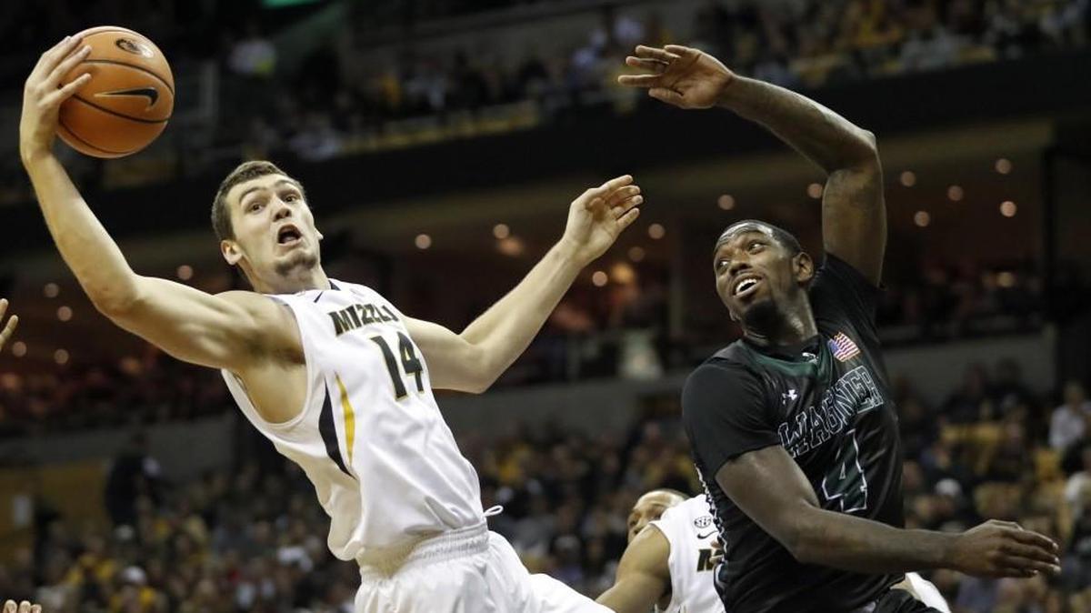 Missouri’s Reed Nikko grabbed a rebound as Wagner’s AJ Sumbry watched during Monday’s game.