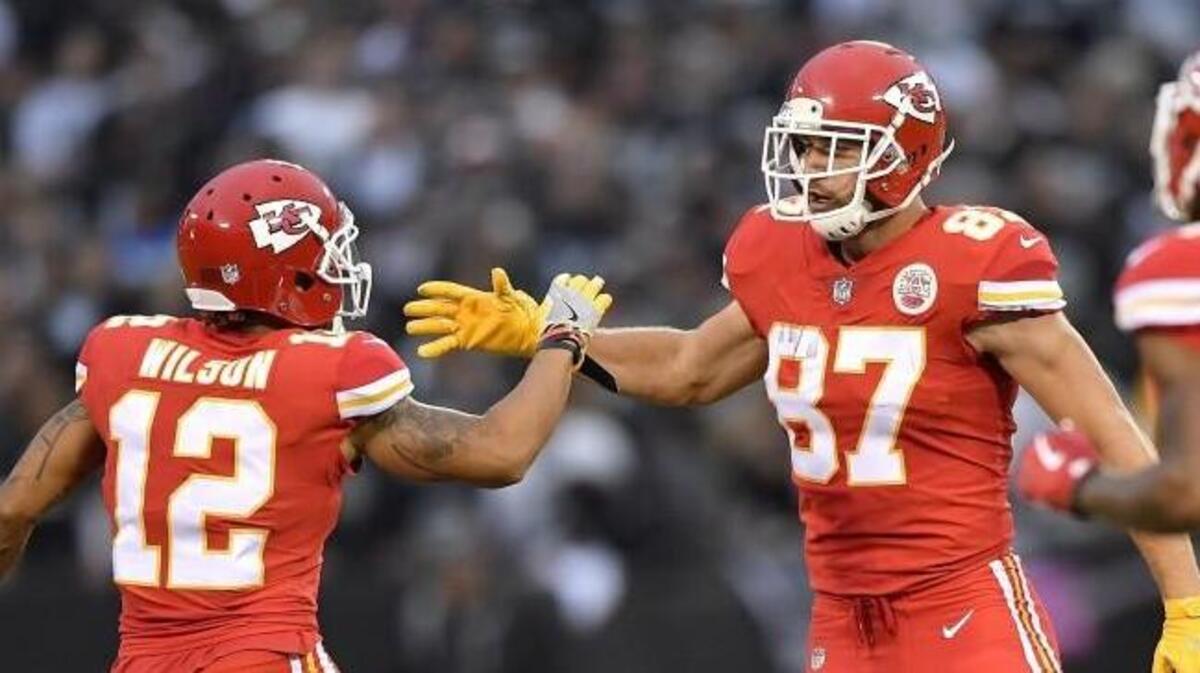 Kansas City Chiefs tight end Travis Kelce was congratulated by Albert Wilson after Kelce scored a first-quarter touchdown during Thursday’s game against the Oakland Raiders.