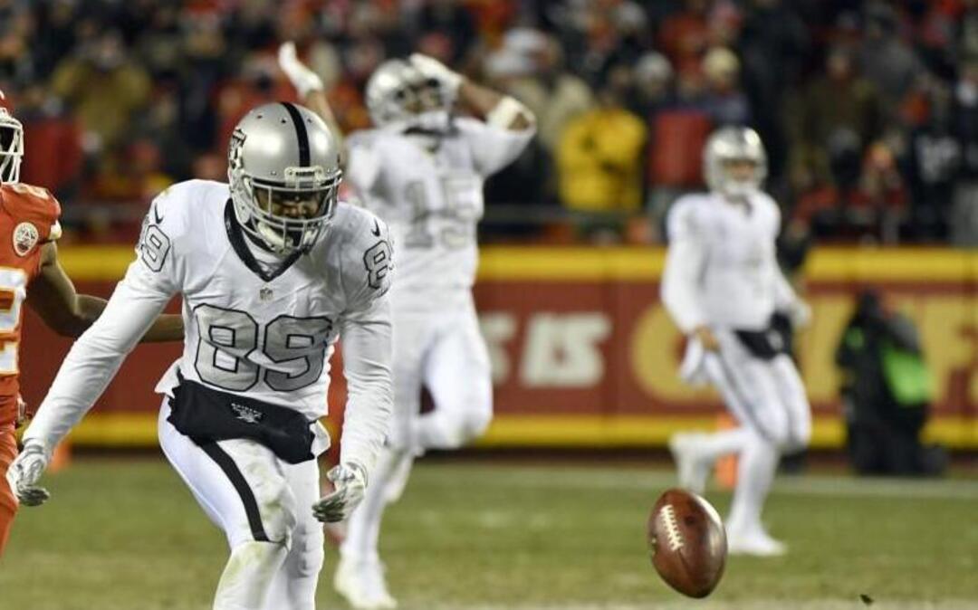 Oakland Raiders wide receiver Amari Cooper couldn’t reach a pass from quarterback Derek Carr with Kansas City Chiefs defensive back Marcus Peters running behind him during the fourth quarter of Thursday’s game.