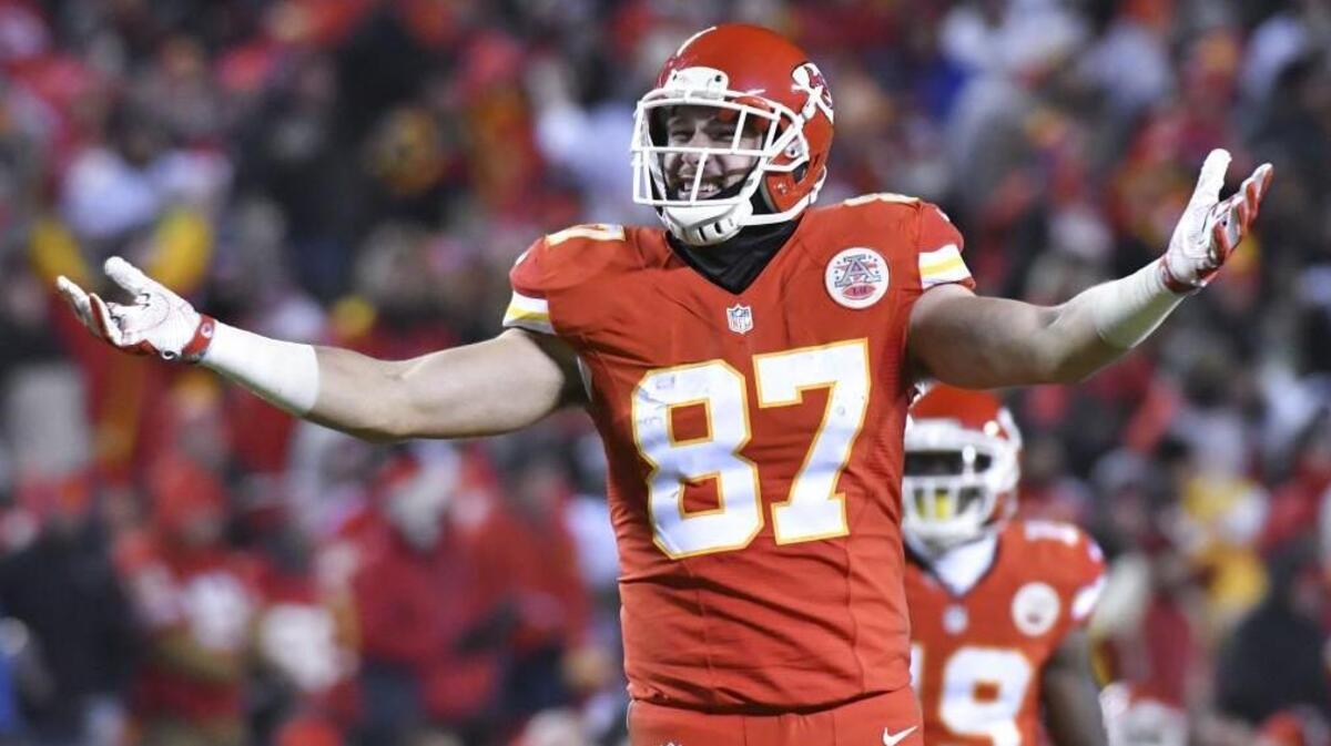 Kansas City Chiefs tight end Travis Kelce encouraged the crowd to cheer during a 21-13 win over the Raiders at Arrowhead Stadium last year.