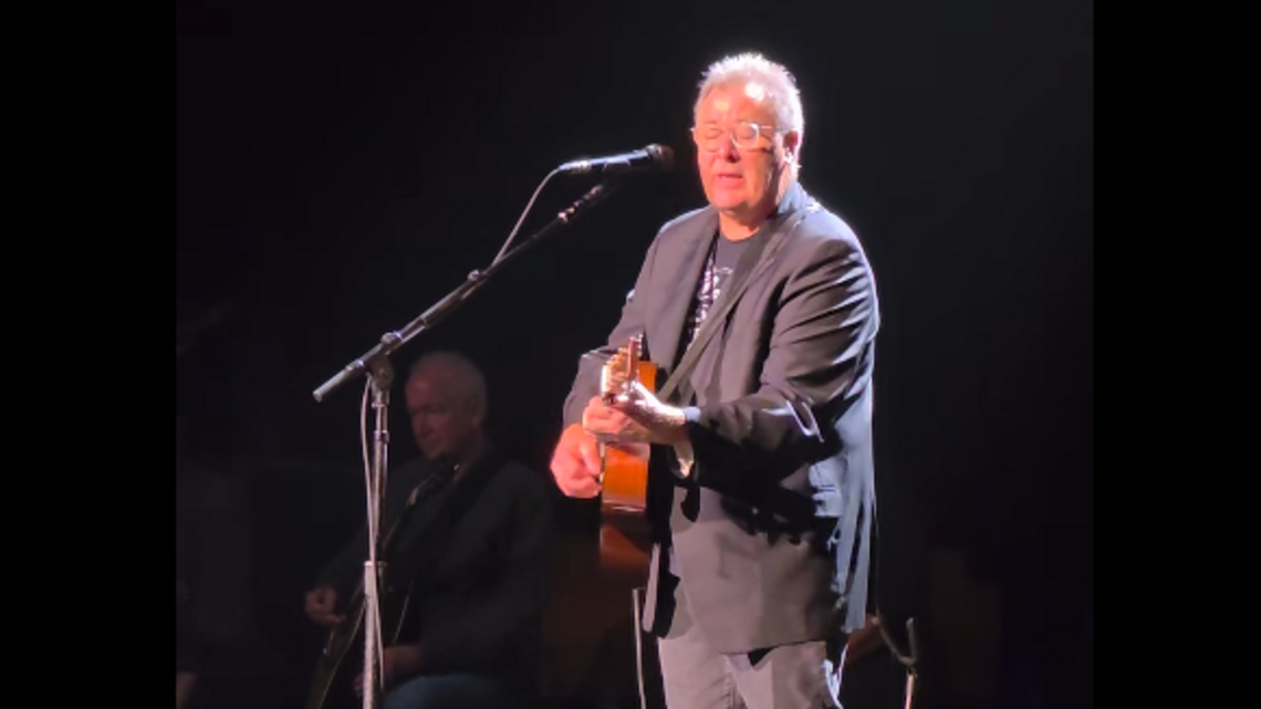 Watch Vince Gill play two songs in tribute to Dolly Parton at his KC show