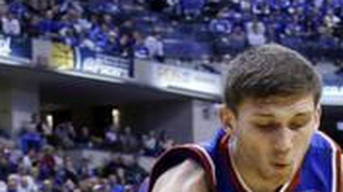 
Kentucky’s Karl-Anthony Towns (center) Kansas’ Sviatoslav Mykhailiuk (left) and Kansas’ Jamari Traylor dived for a loose ball in a game in November.
