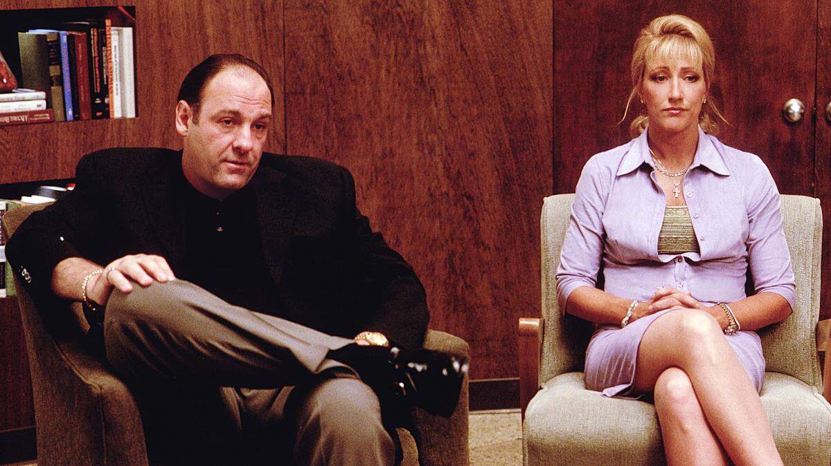 James Gandolfini as Tony Soprano and Edie Falco as Carmela Soprano seek counseling in HBO's hit television series, "The Sopranos" (Year 3).