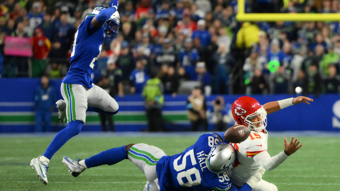 Fans couldn’t believe Cris Collinsworth praised Patrick Mahomes after a fumble