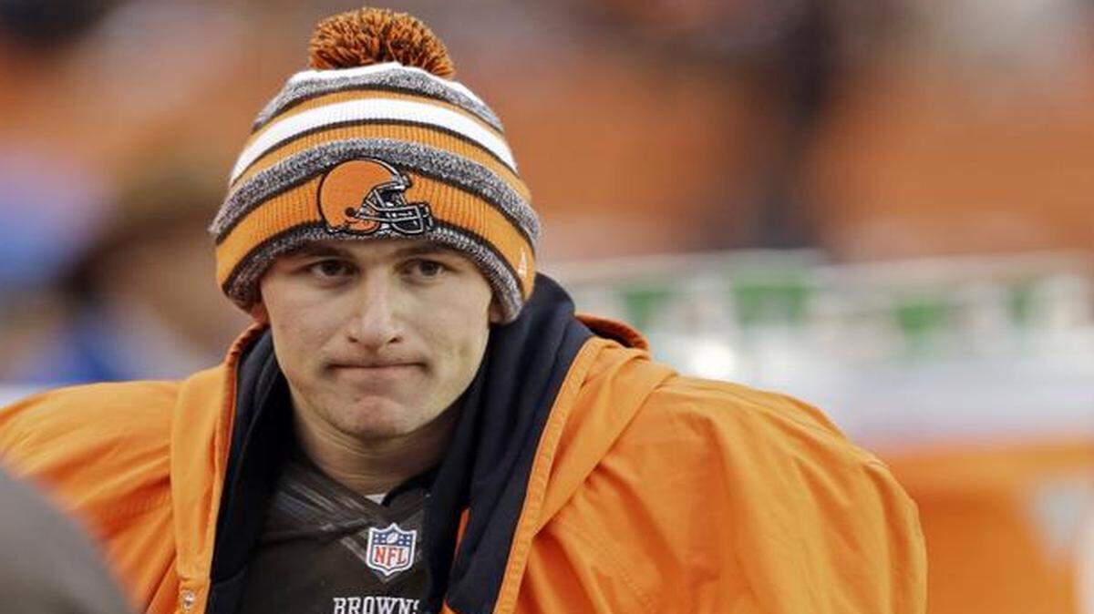 
Cleveland Browns quarterback Johnny Manziel watched from the sidelines in the fourth quarter of Sunday’s game.
