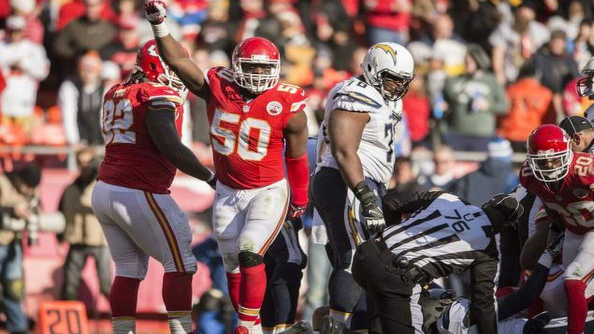 
Kansas City Chiefs outside linebacker Justin Houston celebrated his sack and fumble strip of San Diego Chargers quarterback Philip Rivers. That set the franchise record.

