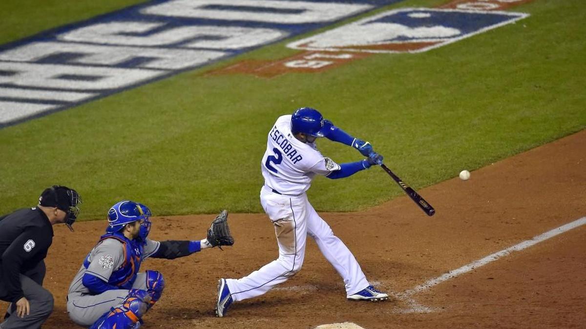 Kansas City Royals shortstop Alcides Escobar hit a triple that drove in left fielder Alex Gordon in the eighth inning of Game 2 of the World Series on Wednesday.