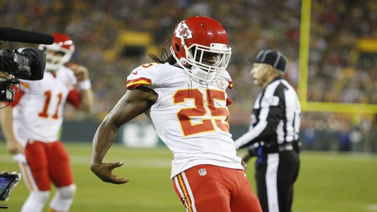
Kansas City Chiefs running back Jamaal Charles celebrated a touchdown run during the first half of Monday’s game.
