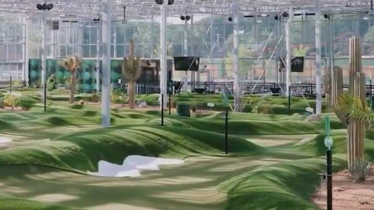 Coverage image for: Taylor Swift and Travis Kelce spotted with Chiefs teammates at JoCo mini-golf spot
