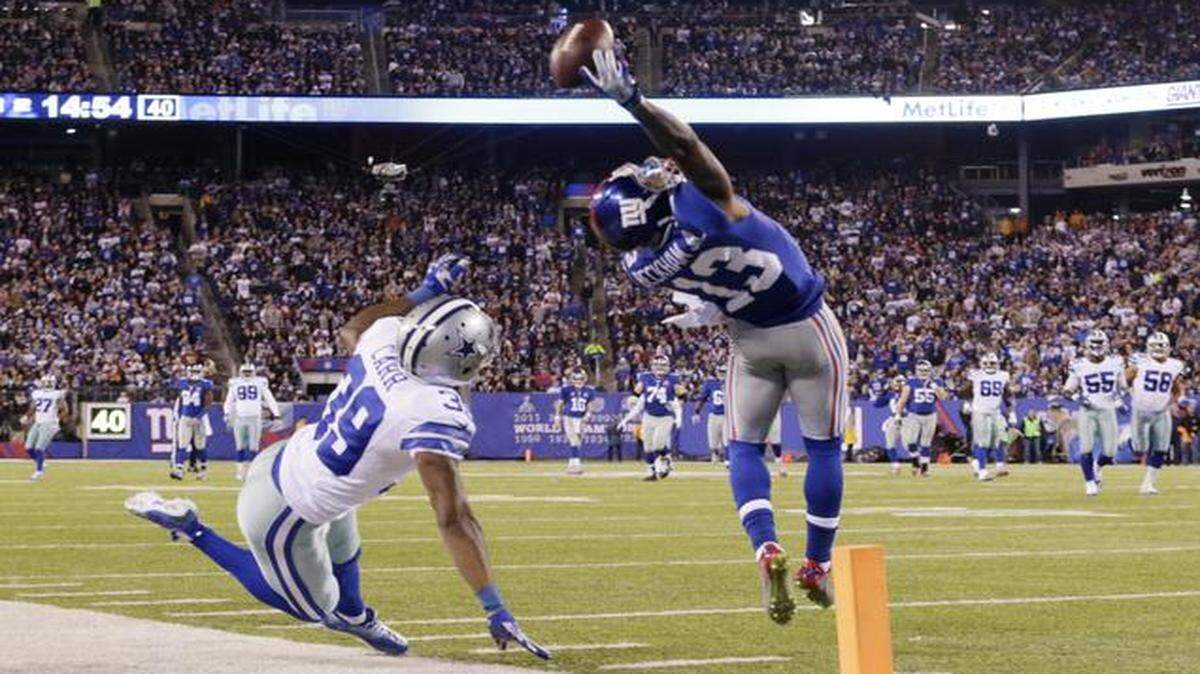 
New York Giants wide receiver Odell Beckham Jr. made a one-handed catch for a touchdown against Dallas Cowboys cornerback Brandon Carr during Sunday night’s game.
