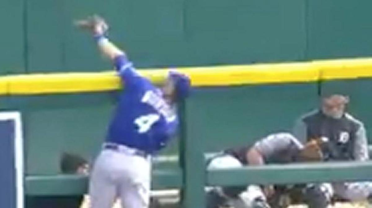 Alex Gordon took a three-run homer away with this catch.