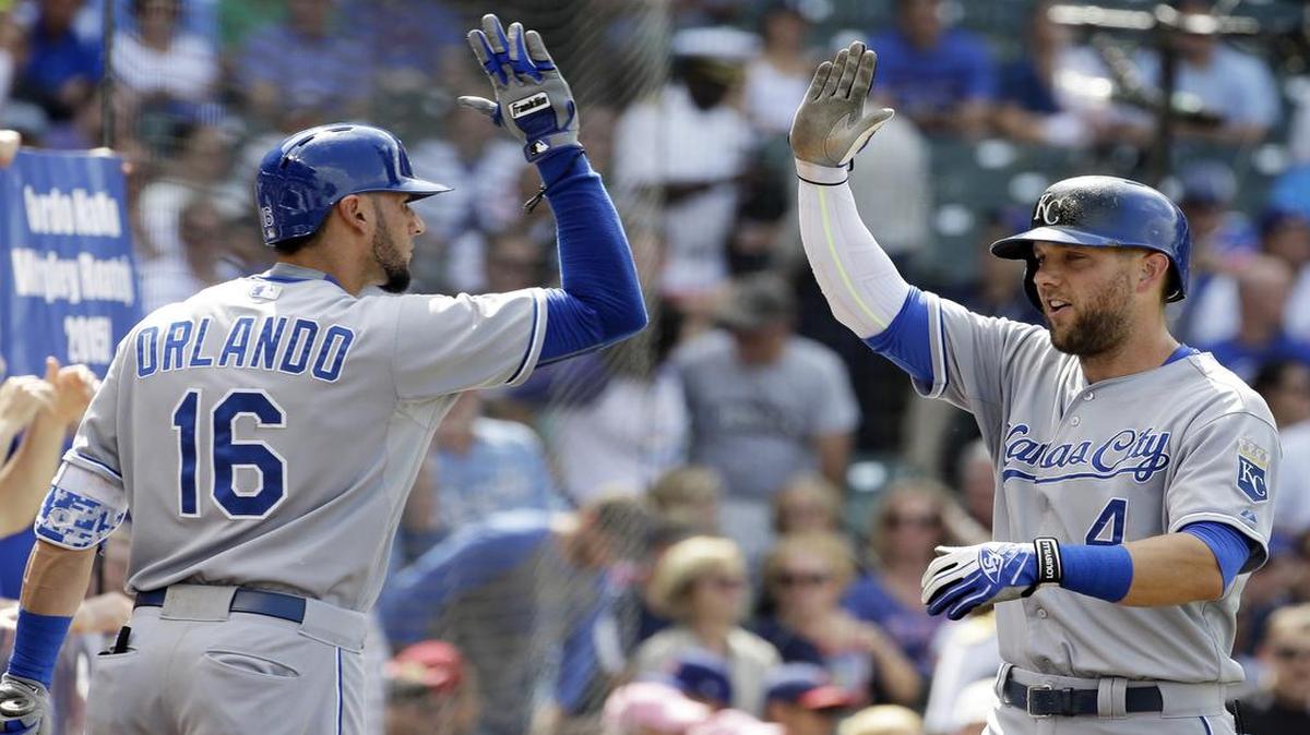 
Paulo Orlando (left) congratulated Alex Gordon after Gordon’s home run on Friday.
