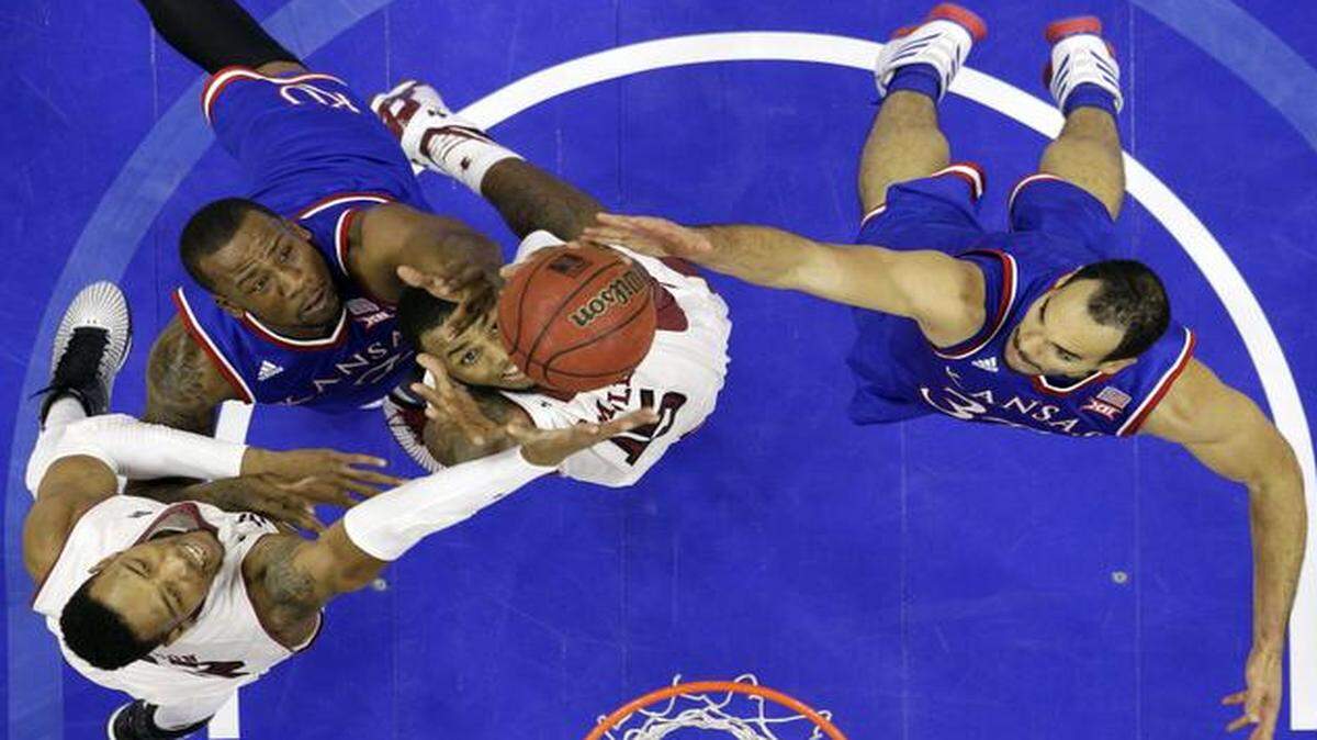 
Temple’s Jaylen Bond (center) and Devontae Watson (left) battled for a rebound against Kansas’ Perry Ellis (right) and Cliff Alexander during Monday’s game.
