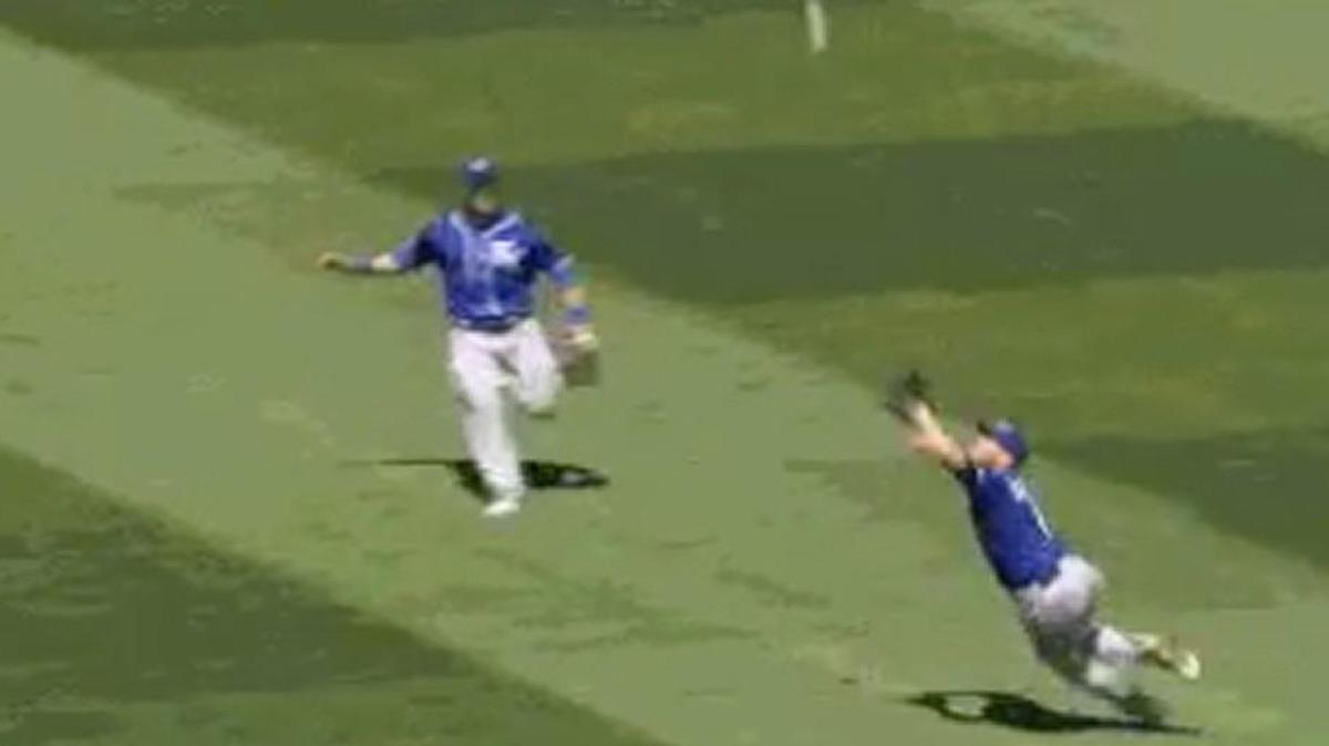 Mike Moustakas was the latest Royals player to make a stunning defensive play.