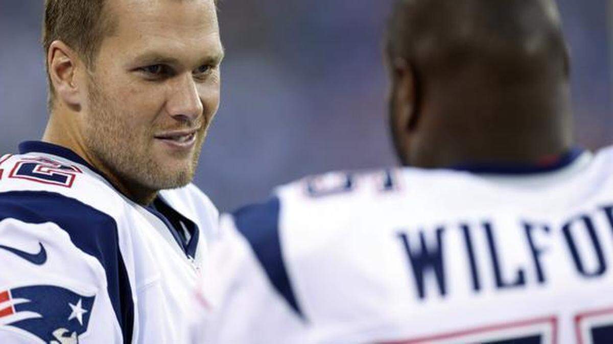 
New England quarterback Tom Brady (left) hasn’t lost any beauty sleep this week.

