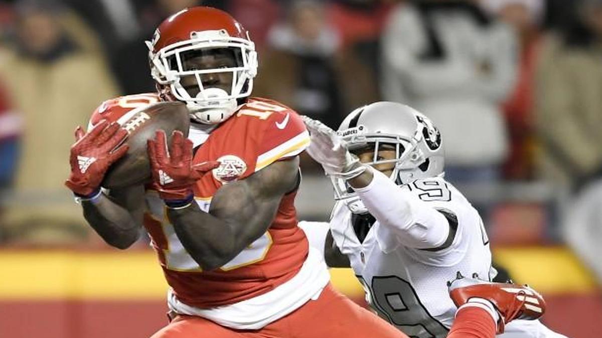 Kansas City Chiefs wide receiver Tyreek Hill caught a touchdown pass in front of Oakland Raiders cornerback David Amerson in last Thursday’s game.