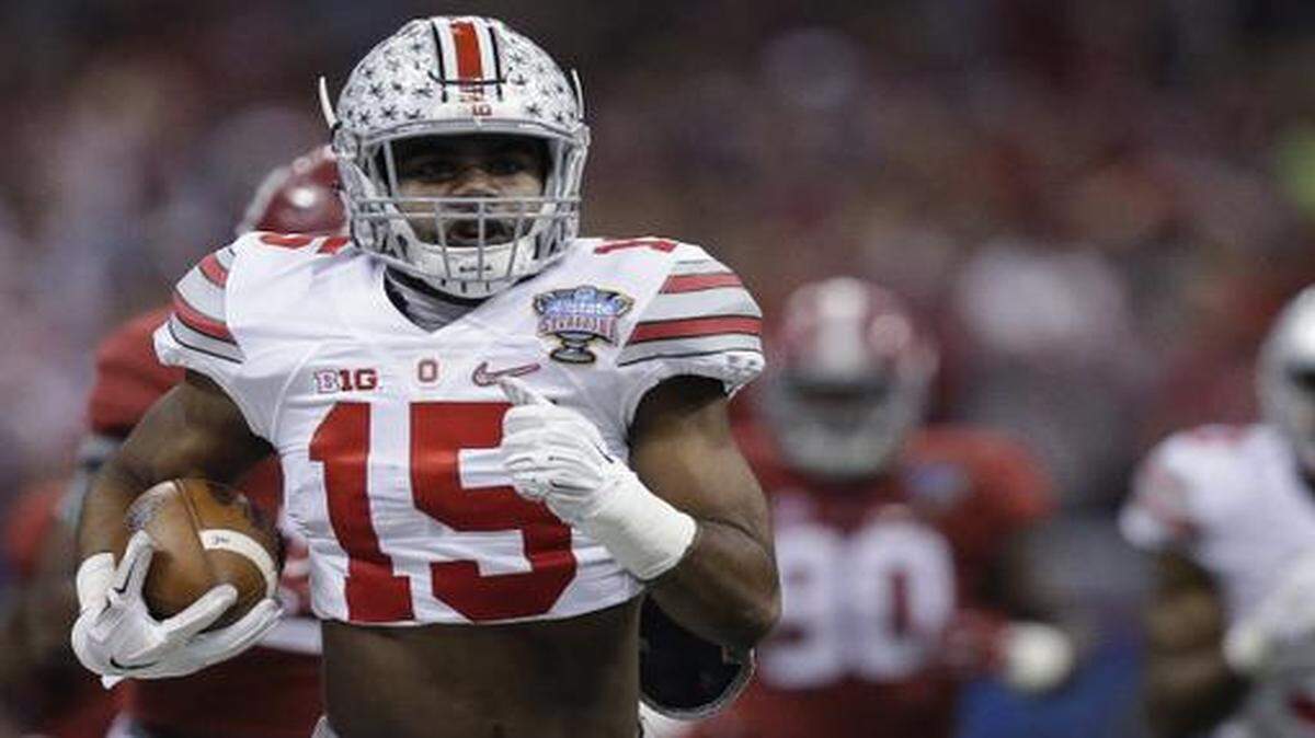 
Ohio State running back Ezekiel Elliott ran against Alabama in the first half of the Sugar Bowl.
