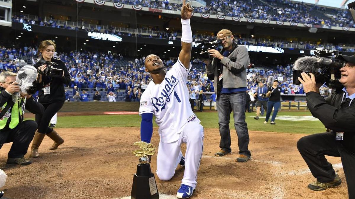 
Kansas City Royals center fielder Jarrod Dyson celebrated with the ALCS trophy.
