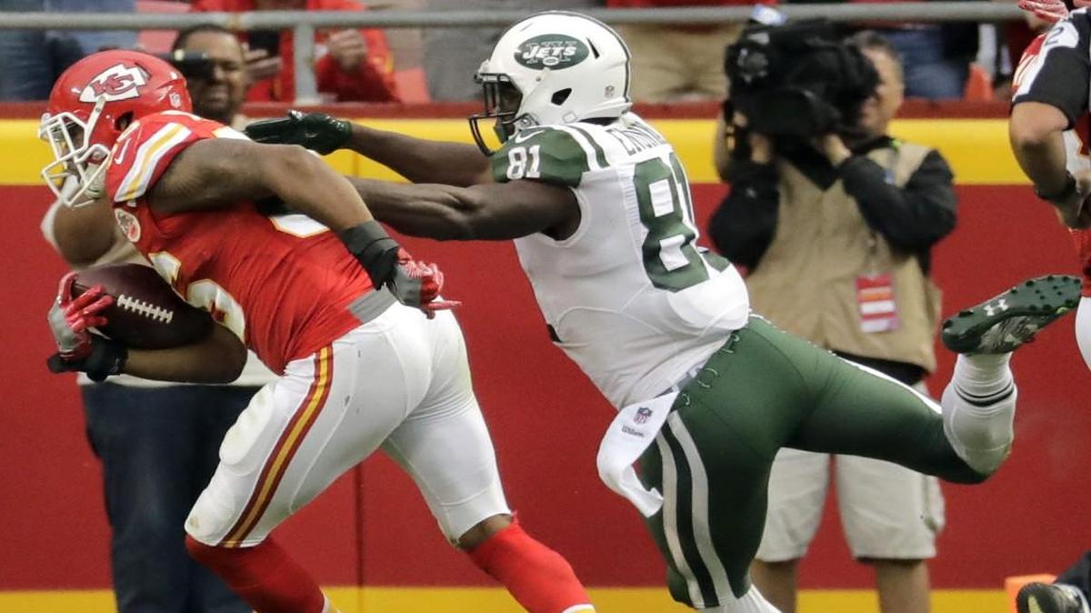 Kansas City Chiefs linebacker Derrick Johnson scored a touchdown despite the best efforst of New York Jets wide receiver Quincy Enunwa on Sunday.