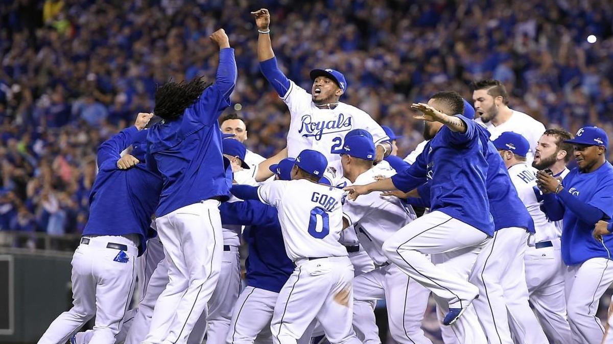 Kansas City Royals players celebrated after winning the ALCS championship by defeating the Toronto Blue Jays 4-3 on Friday.