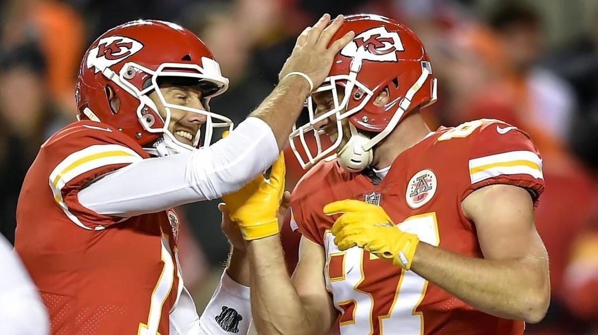 Kansas City Chiefs quarterback Alex Smith congratulated tight end Travis Kelce after a touchdown on Monday.