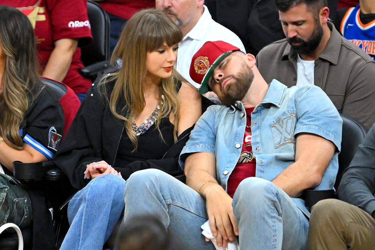 Chiefs tight end Travis Kelce (right) reacts as singer Taylor Swift (left) looks on during the fourth quarter in Game Three between the New York Knicks and the Cleveland Cavaliers in the NBA Eastern Conference Finals at Rocket Arena on May 23, 2026 in Cleveland, Ohio.