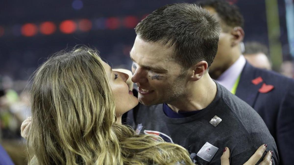 New England Patriots quarterback Tom Brady kissed his wife Gisele Bundchen Super Bowl LI.