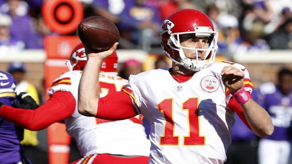 
Kansas City Chiefs quarterback Alex Smith looked to pass during the first half of Sunday’s game.
