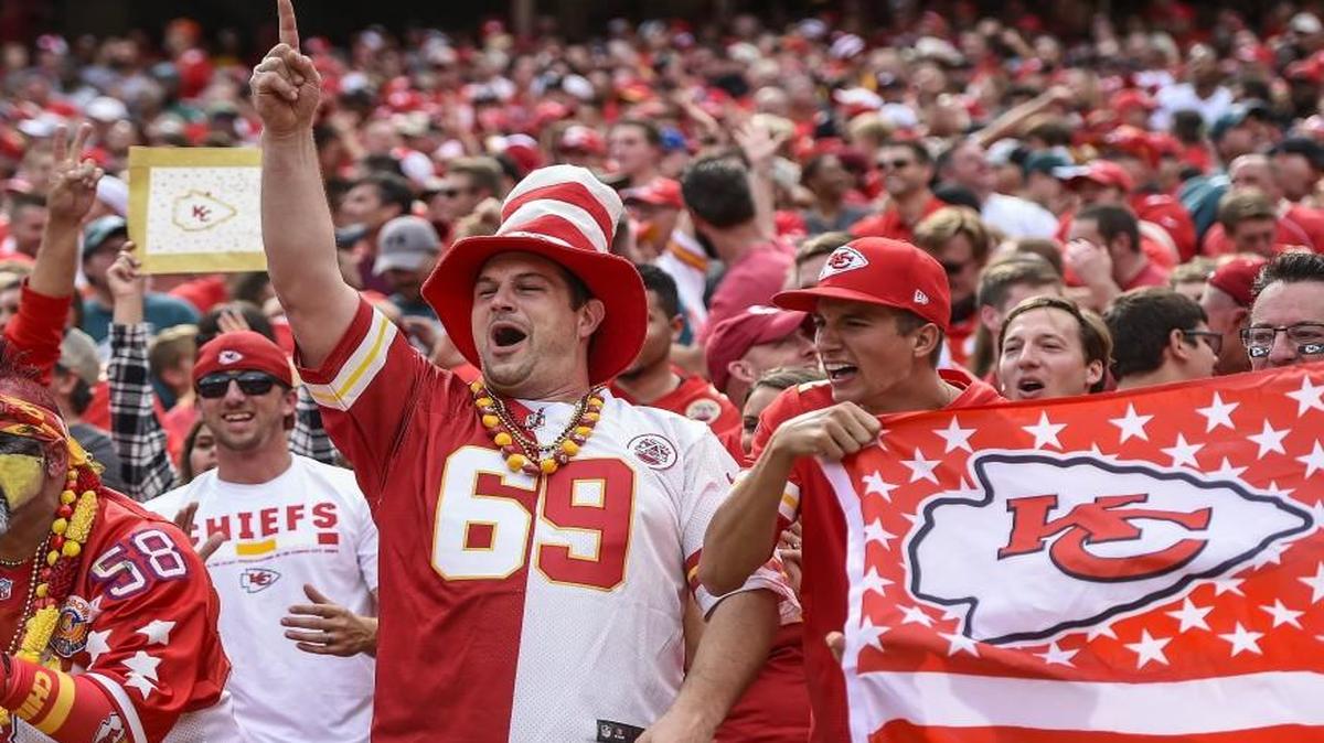 Kansas City Chiefs fans cheered after the touchdown catch by Travis Kelce in the game against the Philadelphia Eagles on Sept. 17.
