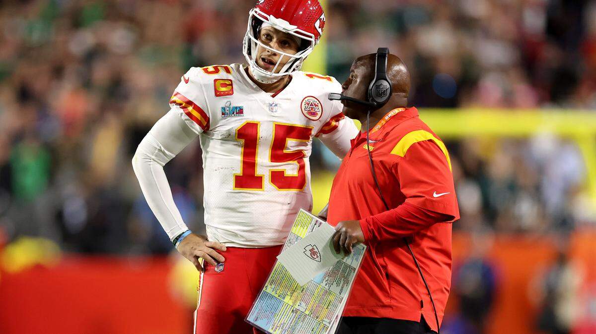 GLENDALE, ARIZONA - FEBRUARY 12: Patrick Mahomes #15 of the Kansas City Chiefs talks with offensive coordinator Eric Bieniemy during the fourth quarter against the Philadelphia Eagles in Super Bowl LVII at State Farm Stadium on February 12, 2023 in Glendale, Arizona. (Photo by Christian Petersen/Getty Images)