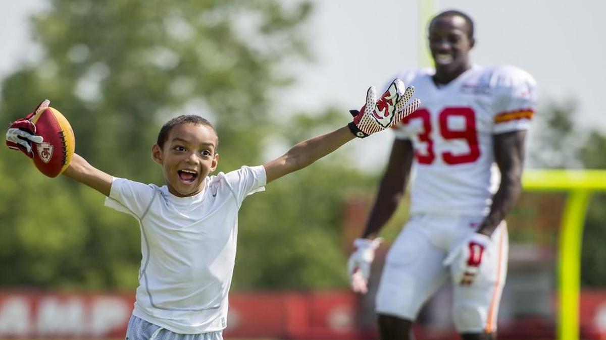 Husain Abdullah (right) watched his son Jalaal, who caught a pass from his father during training camp in 2014.