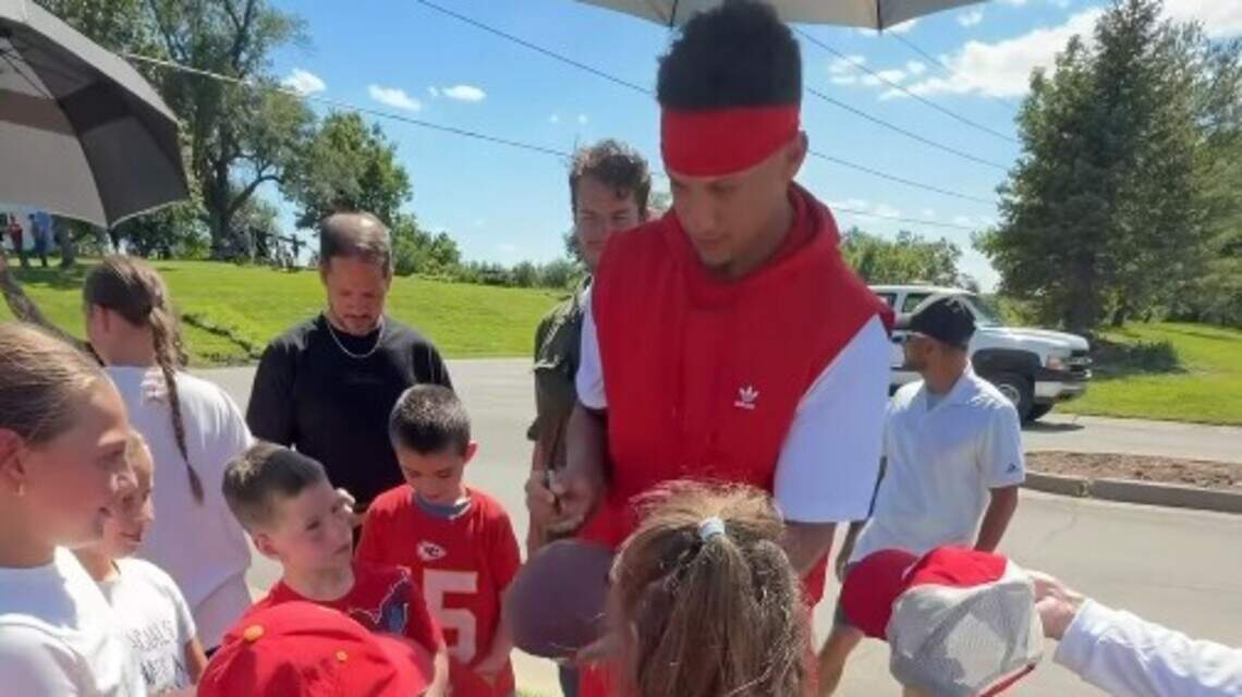 Patrick Mahomes shot commercial in Lee’s Summit, then greeted kids watching