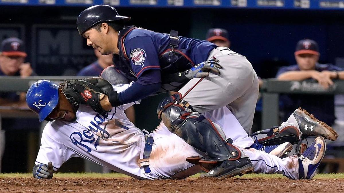 
Kansas City Royals outfielder Jarrod Dyson tried to score past Minnesota Twins catcher Kurt Suzuki in the 10th inning.
