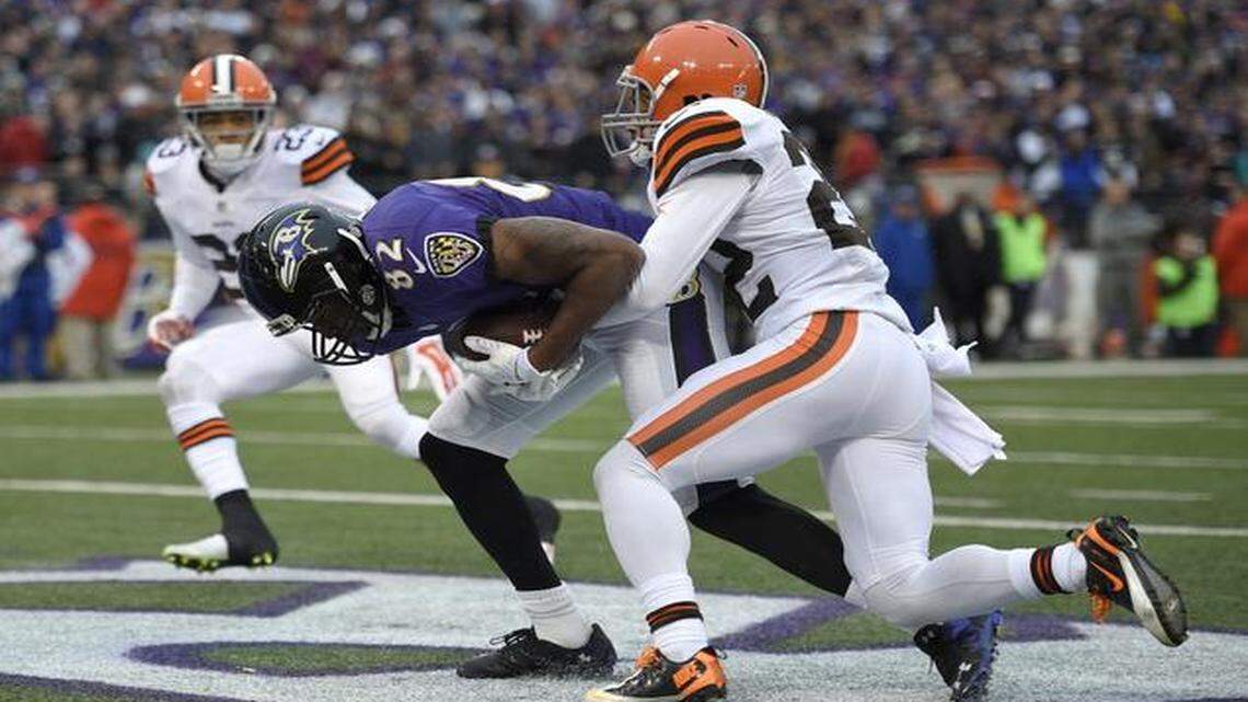 
Baltimore Ravens wide receiver Torrey Smith made a touchdown catch between a pair of Cleveland Browns cornerbacks.
