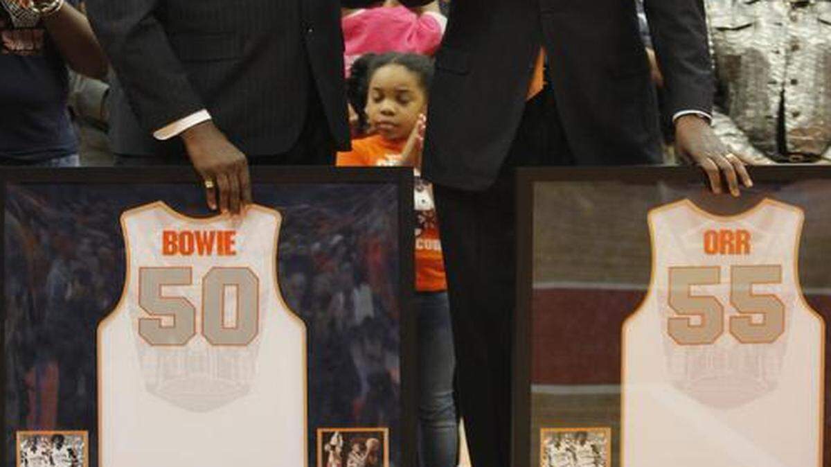 
Syracuse basketball greats Roosevelt Bouie and Louis Orr thanked the crowd during a ceremony where their jerseys were retired Saturday.

