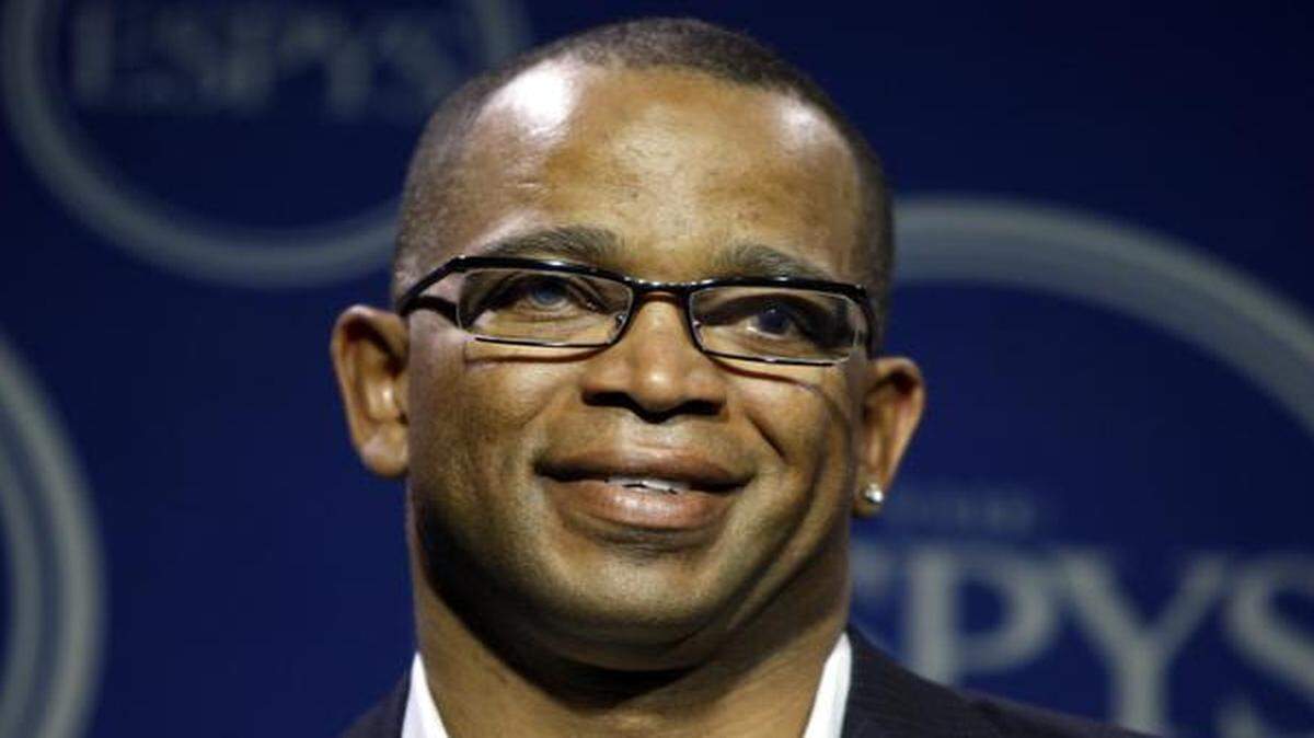 
In a Wednesday, July 16, 2008 file photo, Stuart Scott posed in the press room at the ESPYs Awards in Los Angeles. Scott, the longtime “SportsCenter” anchor and ESPN personality known for his known for his enthusiasm and ubiquity, died Sunday, Jan. 4, 2015 after a long fight with cancer. He was 49. 
