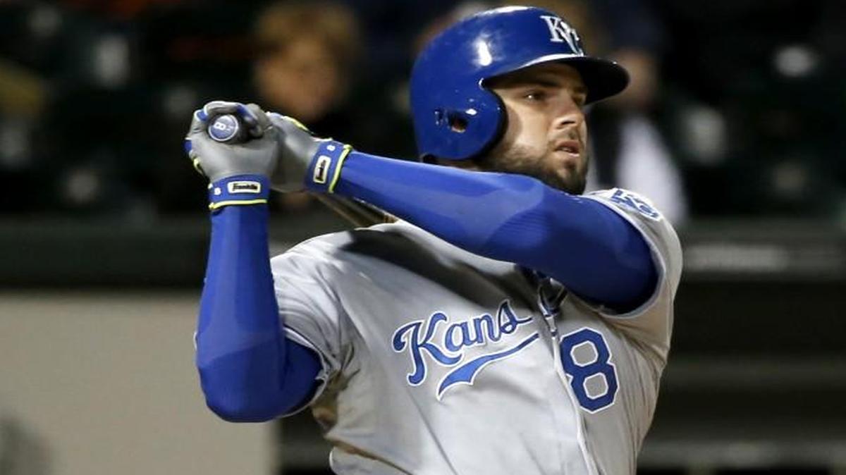 
Kansas City Royals third baseman Mike Moustakas watched his two-run home run off Chicago White Sox starting pitcher Jose Quintana during the sixth inning on Wednesday.
